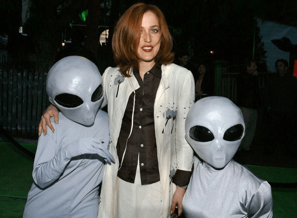 gillian anderson and two grey alien suit mascots